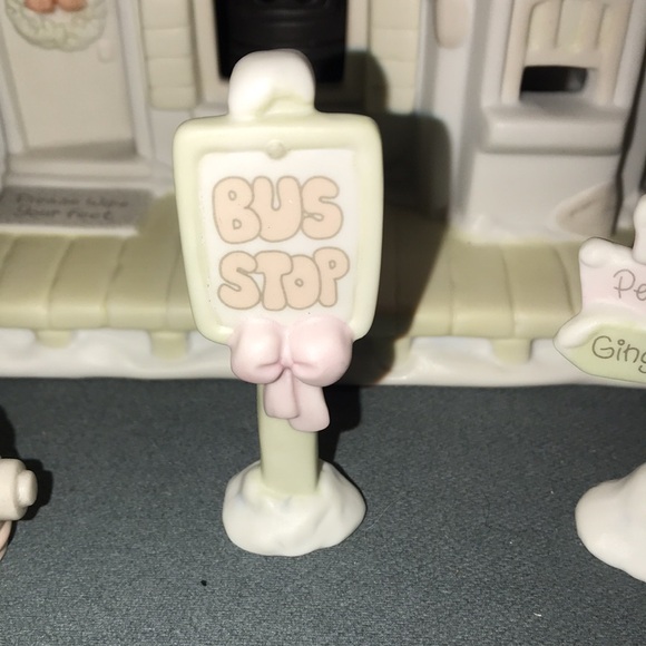 Precious Moments Sugar Town Lighted Train Station and 3 Figurine’s - Picture 8 of 10